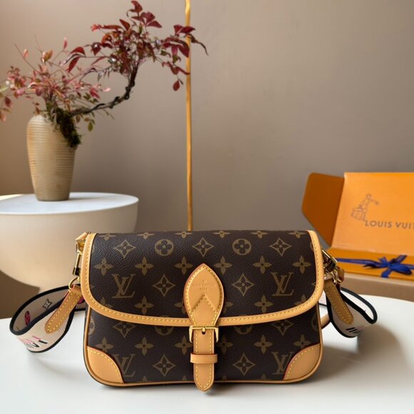 Louis Vuitton Monogram Diane PM M46049 Shoulder Bag - Picture 1 of 9